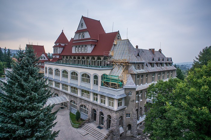 Reroofing of a historic hospital in the mountains